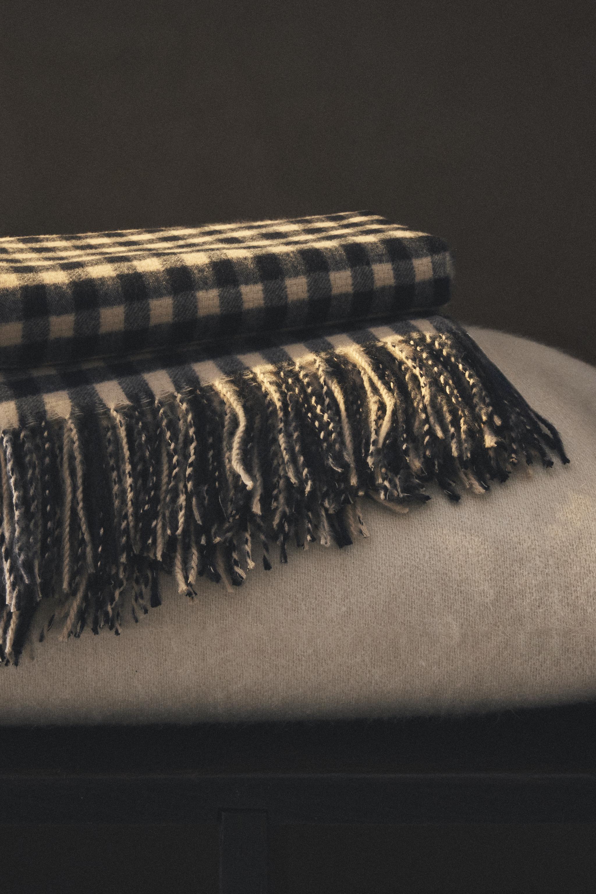 SOFT GINGHAM CHRISTMAS BLANKET